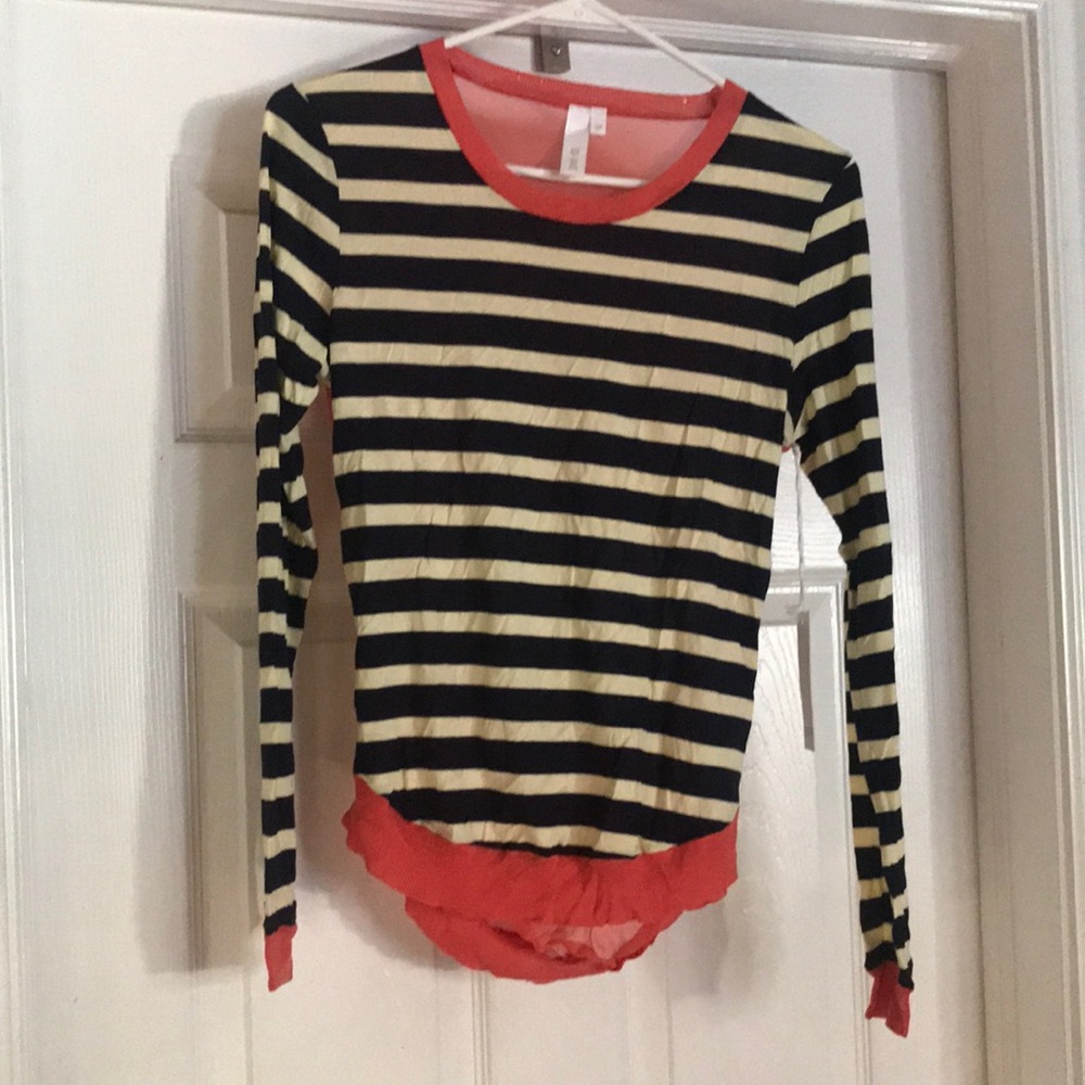 SI-IAE cutout back long sleeve shirt.